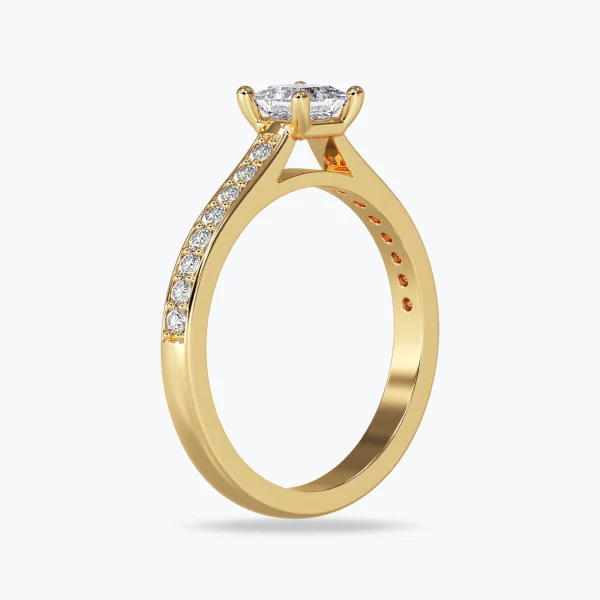 Anillo Dorado Llama Eterna con Diamantes